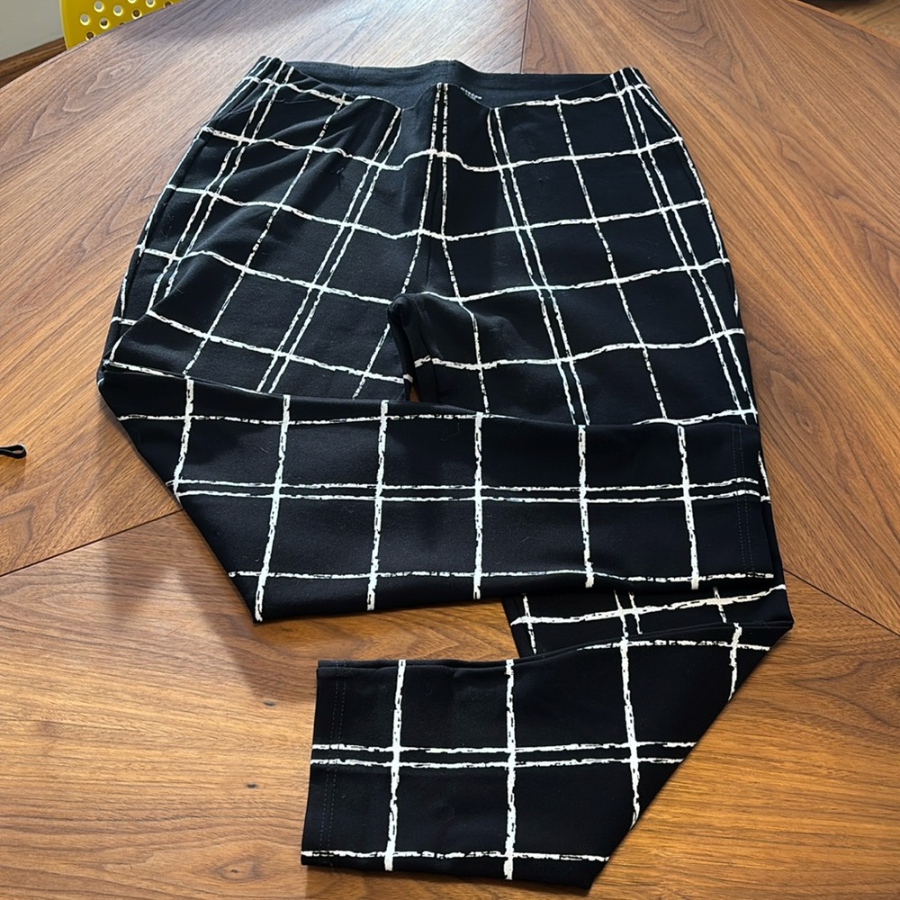 Nygard Luxe Slims black & white geometric leggings. Size large. Great condition.